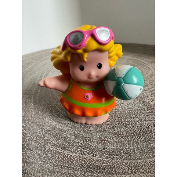 Fisher-Price Little People Figure Beach Ball Pool Swimming Suit Girl Sarah 2007 - Picture 1 of 3